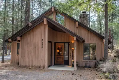 Image de Rr015 | Lovely Ranch cabin nestled in the woodsy Central Oregon landscape.