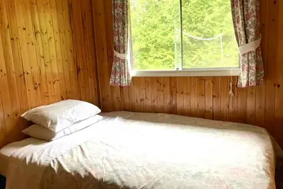 Image de Lakefront Cabin with Boat Beach and Swimming