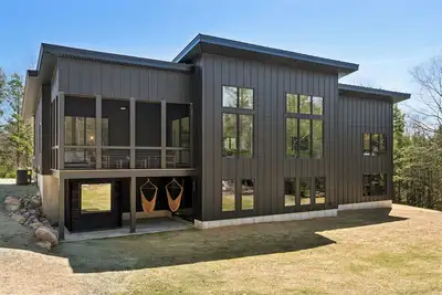 Image de New Luxury York Cabin - Sauna, Game Room, Gym - Close to Ogunquit