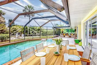 Image de Spacious 4br Lakefront Getaway – Pool, Hot Tub & Family Fun Near Everything!