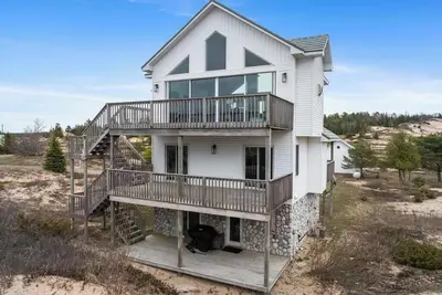Image de Modern Lake Michigan Retreat! Stunning Views & Cozy Fireplace in Sturgeon Bay