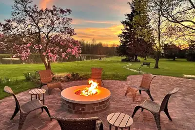 Image de Spacious 5-bedroom century home and barn on 10-acres in charming Kirtland Ohio!