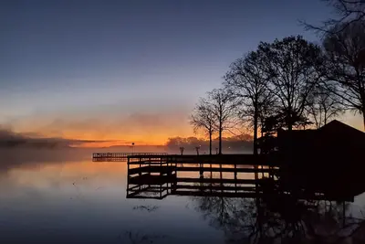 Image de Peaceful Lake Escape – Fire Pit, Kayaks, Fishing Dock, Hammocks & Screened Porch