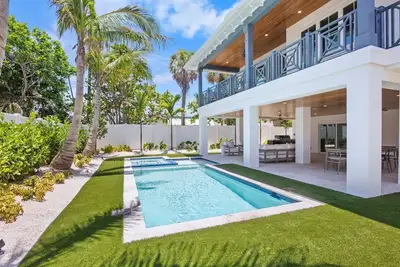 Image de Costa Bella: 4-Bedroom Home with Private Pool & Spa, Close to Beach & Pine Ave