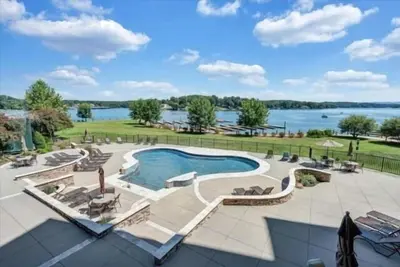 Image de Luxury condo with pool. Bridgewater Pointe