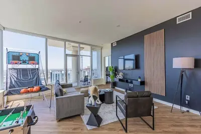 Upscale Phx Stay | Pool, Gym, Balcony, W/D, Parking