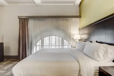 Image de 2 Pet-Friendly Suites w/ Kitchen for Extended Stays – Central Location