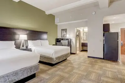 Image de Charming Suite Perfect for Family Adventures Near Uss Constellation