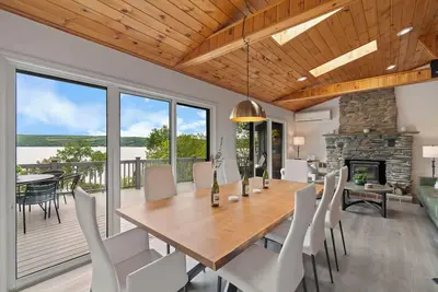 Image de Lakeview, Spa, Firepit, Bbq, Fireplace + Speakeasy