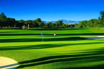 Image de Luxurious residence beside golf course in exclusive upscale neighborhood