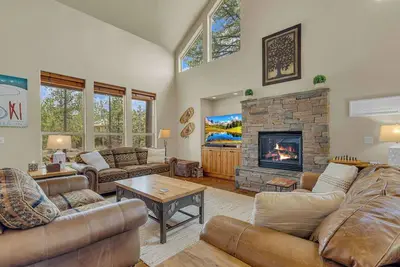 Image de High end luxury 4 bedroom home, Ac, private hot tub, bikes in garage, ping pong, includes sharc passes for 2026!