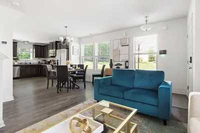 Image de Cozy End Unit Townhouse 10 minutes to downtown Durham - pool open until Sept!