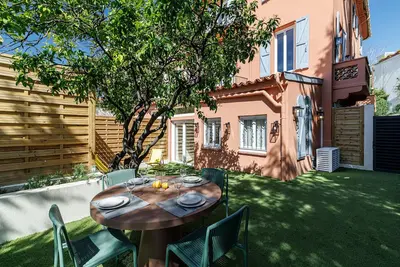 Image de Un havre de paix climatisé avec jardin et jacuzzi