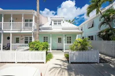 Image de The Conchtail Club a Tropical Oasis in the Heart of Old Town – Shipyard Complex