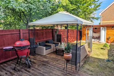 Image de 🏡 Stylish 2br En-Suite Home | 25min Fast Train to London |Lakeside | Bbq + Shed