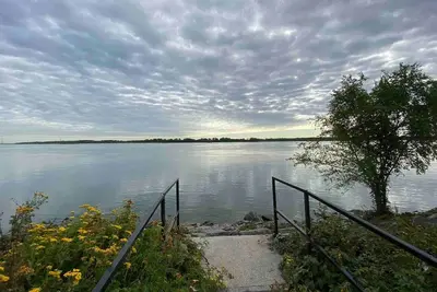 Image de 3, 5 rénové près bus, parc, fleuve