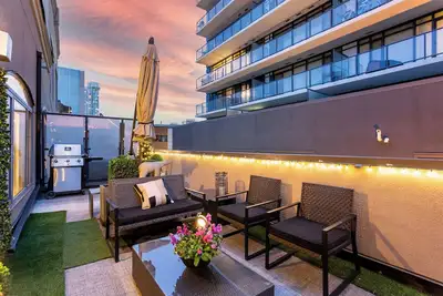 Image de The Glasshouse 21’ Loft, 2-Patios, King, Ac, Firetable, Parking, Stampede + Bbq