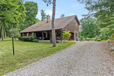 Image de Grand, Cozy Cottage In Port Franks, Ontario. Outdoor Spa. Pet-Friendly!