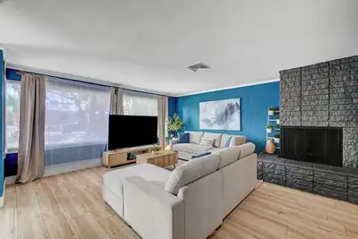 Image de Vibrant Family Home With Pool