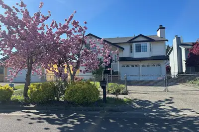 Image de Cozy 4-bedroom house with WiFi, central air, & Ev Charging in Tacoma