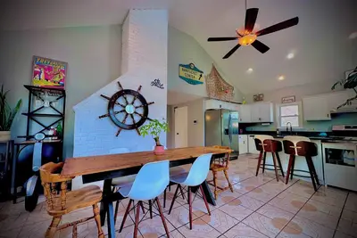 Image de Spacious home 5 mins to beach! Private large backyard and chef's dream kitchen!