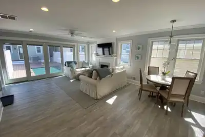 Image de Pristine 3br Home Steps From Beach w Deck, Pool/Hot Tub, Grill, Outdoor Dining