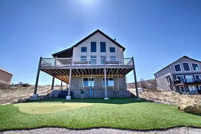 Image de Putting green, hot tub, swings, & spectacular views