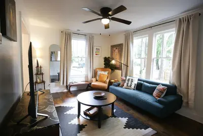Image de Warm, inviting mid-century gem near Park Circle