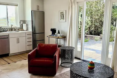 Image de New! Charming bungalow in Cardiff\nWalk to beaches, coastal rail trail and town!