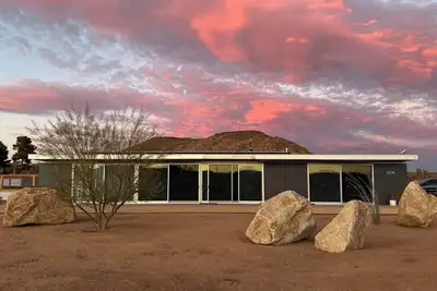 Image de Modern desert getaway with epic views in enchanting Pioneertown