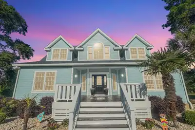 Image de Farmhouse on the Shore - 3 King Suites, Hot Tub, 5 Minutes to Beach