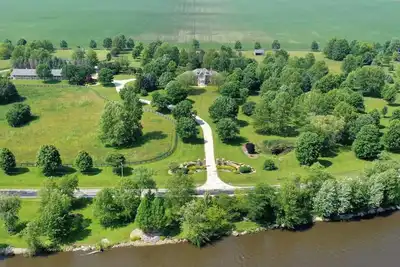 Image de Private Riverbank 27-acre Estate 1 hr from Chicago -- 3 King Bedrooms!