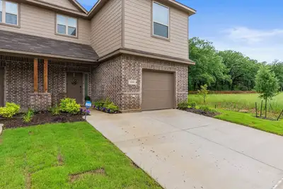 Image de Luxurious & Spacious 4 Bed Duplex Getaway with Pool Table in fabulous Denton Tx