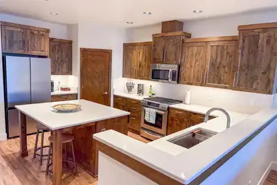 Image de Best Location in Bend, Steps to Old Mill, Deschutes River, Trails & Mt Bachelor