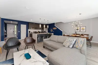 Magic Spot 4bd No Carpet Getaway with Pool and Barbecue