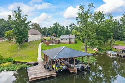 Image de Dockside Dream on Lake Sinclair – Swimming Dock, Porch Views & Room for Everyone