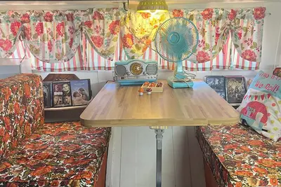 Image de \"Evelyn Mae\" a charming 1974 vintage Coachman camper