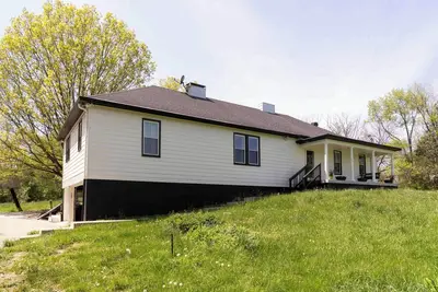 Image de 8 Acres private estate! ! ! Spacious 5-bedroom house in Fisherville.
