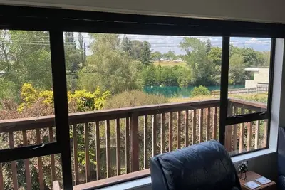 Image de 10min walk to Taupō Central, view of Waikato River, large 3 bdrm fenced property