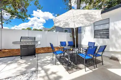 Image de Charming 3br retreat w/ Private yard- 15 min to Gulf Beaches & 6 min to Dtsp