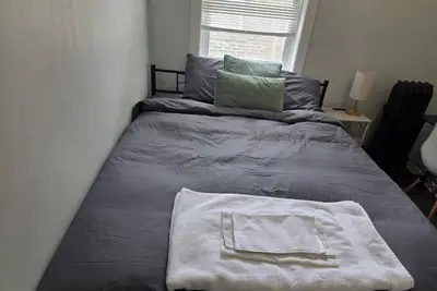 Image de Chic private bedroom housing close to public transportation to the loop.