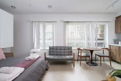 Image de Modern Studio Condo in Central Downtown Location