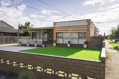 Image de Newly Renovated 3br Home | Heart of Werribee | Family Friendly I Walk to Dining, Parks & Station