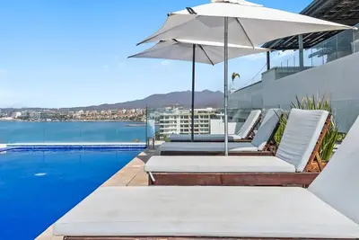 Image de MarAzul Beachfront Condo w/ Rooftop Pool + Gym