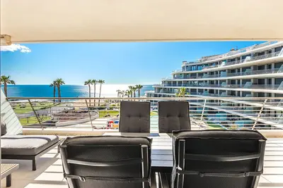 Image de Luxury Beachfront apt Infinity View. Seaview, Heated pool, 3 Jacuzzis & Gym