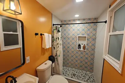 Image de Sunset Glow Retreat – Stylish Stay Near Niagara Falls & Casino Sleep up to 8