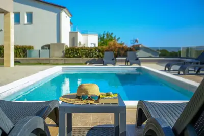 Image de Maison de vacances privée avec Wifi, climatisation, bain à remous, piscine privée, Tv, terrasse