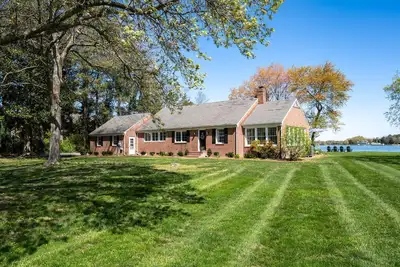 Image de Charming, Waterfront 2-bedroom house Royal Oak