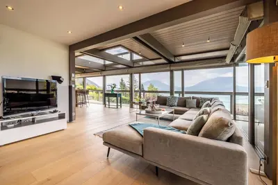 Luxueuse Villa avec superbe vue sur lac et montagnes, piscine - 4 chambres