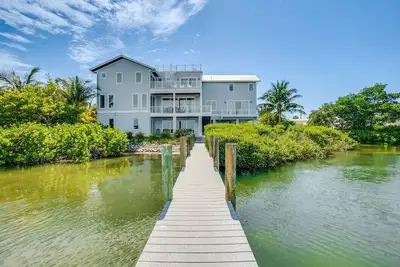 Image de On The Rocks- 8 bedrooms on the bay with dock